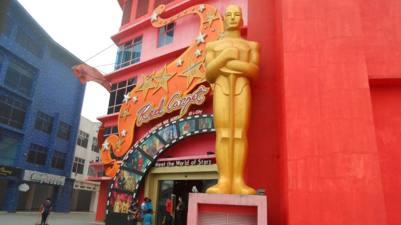 Sinar Rasa Homestay At I-Soho, I-City Shah Alam Extérieur photo The entrance of the wax museum