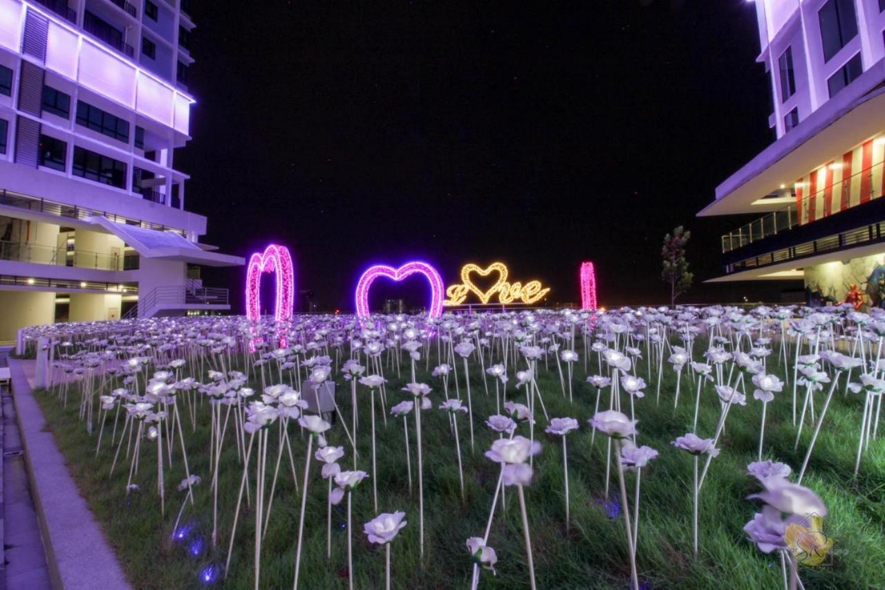 Sinar Rasa Homestay At I-Soho, I-City Shah Alam Extérieur photo The field of roses at the park